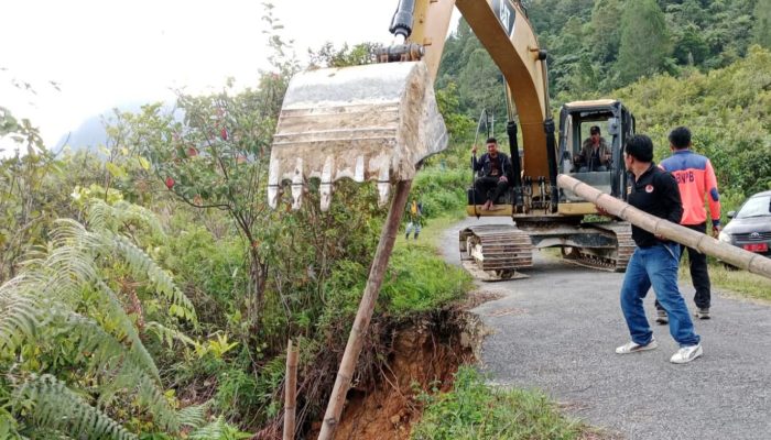 BPBD Humbahas Rehabilitasi Jalan Longsor di Desa Sampetua Onan Ganjang