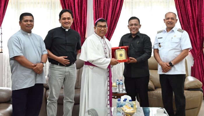 Masinton-Mahmud Terima Kunjungan Uskup Sibolga, Ini yang Dibahas